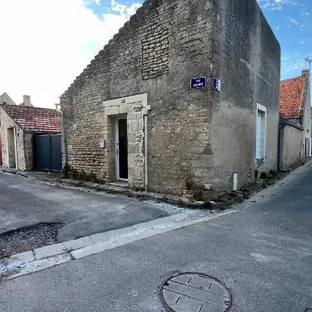 Holiday home Maison De Bourg A 350m Des Plages Du Debarquement. *